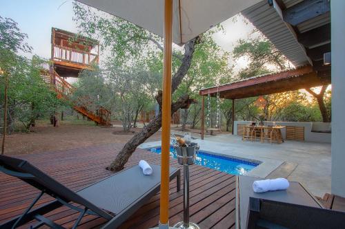 Πισίνα στο ή κοντά στο The Suite Luxury Safari Villa, Close to KNP, Starbed, Giraffe-Feeding-Tower, Bush-Bath