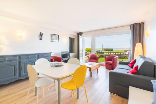 un salon avec un canapé, une table et des chaises dans l'établissement Spacieux appart pour 6, front de mer, centre, à Le Touquet-Paris-Plage