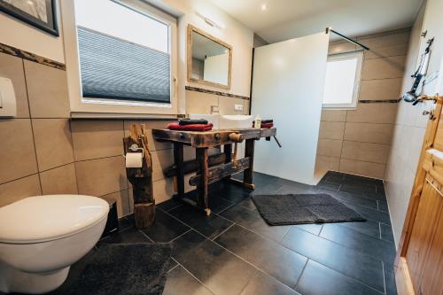łazienka z toaletą i umywalką w obiekcie Ferienwohnung Gitte w mieście Schneverdingen