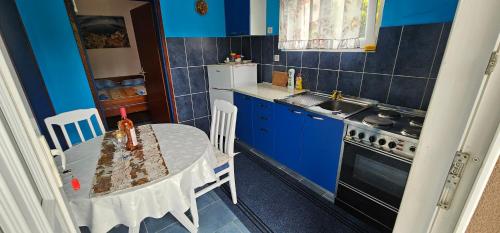 A kitchen or kitchenette at Apartments Simonovic