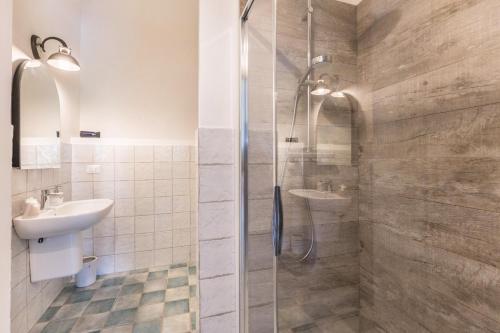 ein Badezimmer mit Dusche und Waschbecken in der Unterkunft Country Agritur Tenuta Corte Tese 2 in Sona