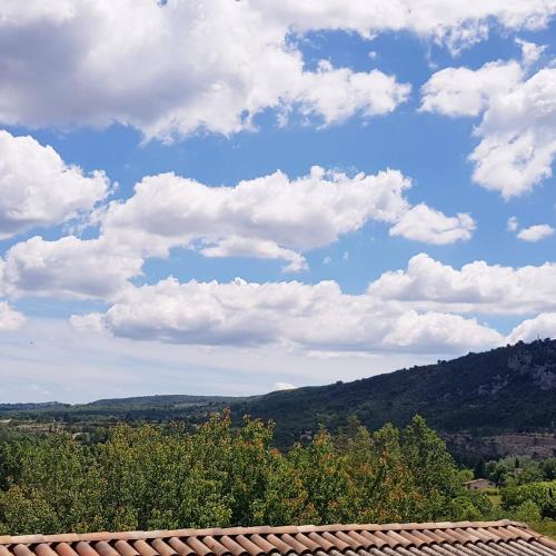 a view of a blue sky with white clouds at Côté Verdon in Quinson