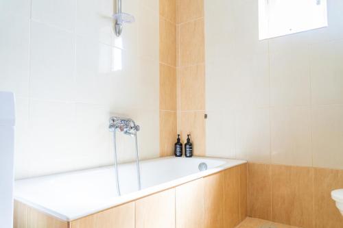 uma casa de banho com uma banheira e um lavatório em Koroni Family house with the best view 84 sqm em Koroni