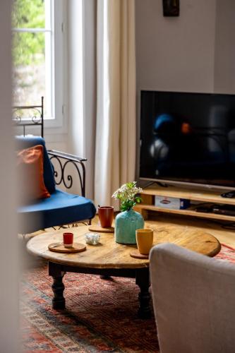 - un salon avec une table basse devant une télévision dans l'établissement Villa Durant, à Saint-Malo