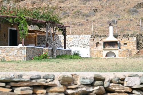 een stenen gebouw met een bakstenen oven in een tuin bij Simousi Studio 1, On the Beach! Kythnos in Kithnos