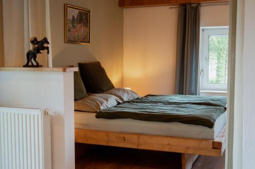 a bedroom with a bed and a window at Idyllische Ferienwohnung im Kalletal in Kalletal