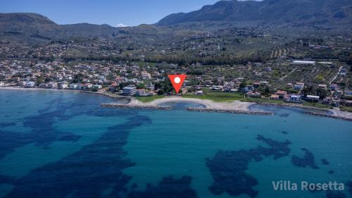 una vista aerea di una piccola isola con bandiera rossa di VILLA ROSETTA ampi spazi esterni WIFI FREE a Trabia