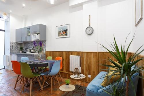 une cuisine et une salle à manger avec une table et des chaises dans l'établissement Île St Louis-Bastille-3BRD-Paris 4è, à Paris