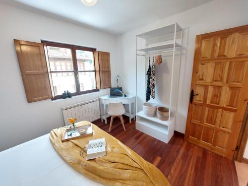 1 dormitorio con 1 cama con mesa y escritorio en Apartamentos Nevandi, en Pido