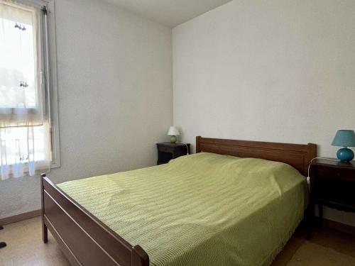 une chambre avec un lit et une fenêtre dans l'établissement Appartement 2 Pièces avec Piscine, Parking, à 400m de la Plage - Argelès-sur-Mer - FR-1-225-629, à Argelès-sur-Mer