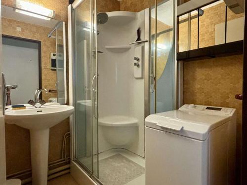 La petite salle de bains est pourvue d'une douche et d'un lavabo. dans l'établissement Appartement 2 Pièces avec Piscine, Parking, à 400m de la Plage - Argelès-sur-Mer - FR-1-225-629, à Argelès-sur-Mer