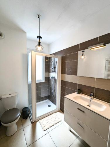 une salle de bain avec une douche, des toilettes et un lavabo dans l'établissement Vitrail YourHostHelper, à Bayonne