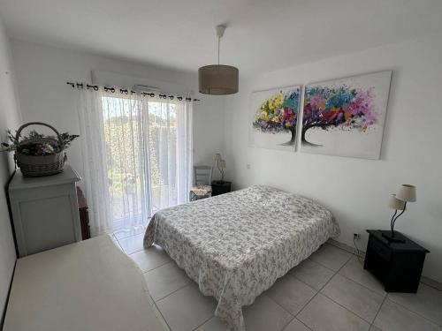 Postel nebo postele na pokoji v ubytování Appartement T2 avec Jardin Privatif et Piscine, à 130m de la Plage - Les Issambres - FR-1-768-41