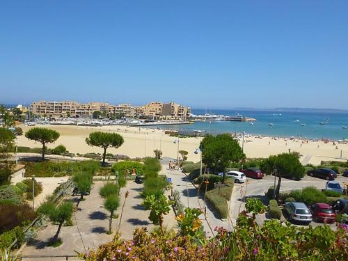 - une vue sur la plage et un parking dans l'établissement Appartement cocooning 4 pers, accès plage et commerces, parking privé, ménage inclus - FR-1-251-665, à Bormes-les-Mimosas