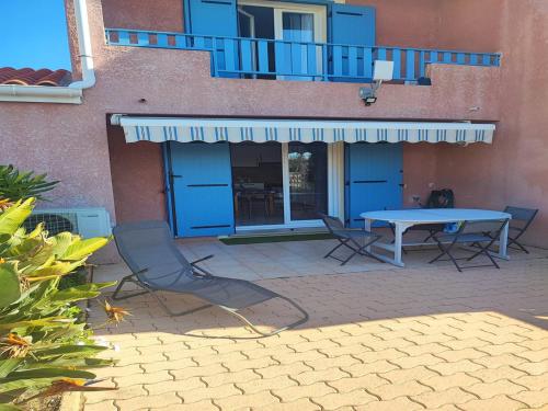 Villa climatisée avec piscine et jardin à 300m des marchés et commerces, proche plage. - FR-1-782-56