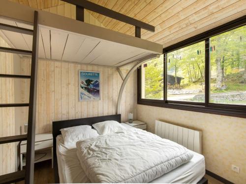 - une chambre avec un lit dans une petite maison dans l'établissement Chaleureux Appartement à Eaux-Bonnes, 2 Chambres, Résidence Tranquille, Idéal Été/Hiver - FR-1-400-129, à Eaux-Bonnes