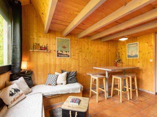 une cabane en rondins avec une table et un banc dans l'établissement Chaleureux Appartement à Eaux-Bonnes, 2 Chambres, Résidence Tranquille, Idéal Été/Hiver - FR-1-400-129, à Eaux-Bonnes