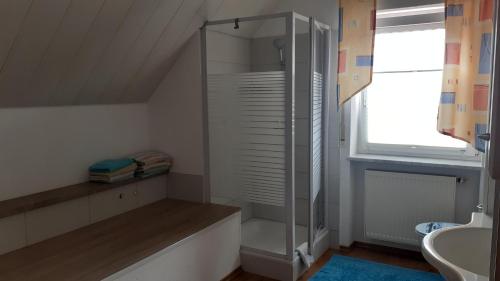 W łazience znajduje się prysznic i umywalka. w obiekcie Privatzimmer w mieście Burgau