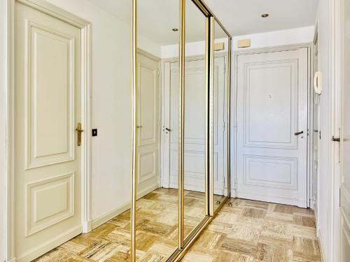 d'un dressing avec miroirs dorés et murs blancs. dans l'établissement Le Splendide - studio croisette - vue mer, à Cannes
