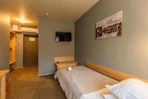 Ένα ή περισσότερα κρεβάτια σε δωμάτιο στο Liva Hotel