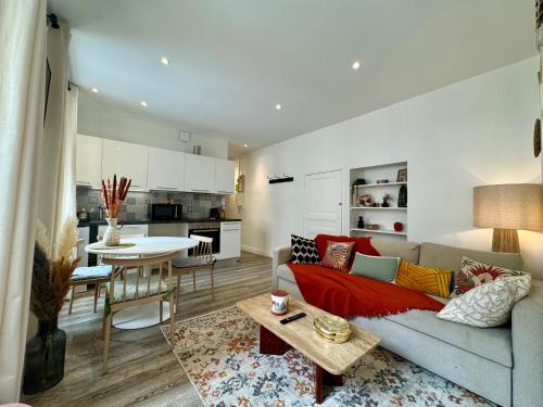 un salon avec un canapé et une table dans l'établissement Suite Tango - Check in h24 - Wifi, à Lyon