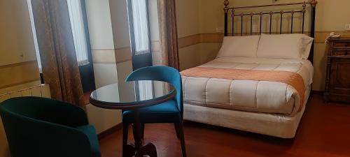 Ένα ή περισσότερα κρεβάτια σε δωμάτιο στο Hostal Colonial Potosi
