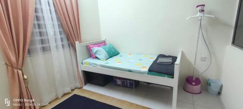a small room with a bunk bed in a room at D'Iman UTP Seri Iskandar Homestay in Kampung Bota Kiri
