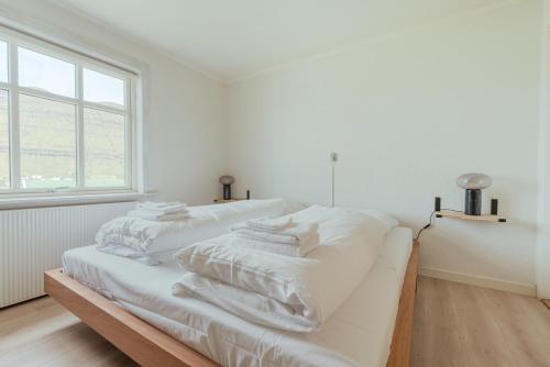 Ένα ή περισσότερα κρεβάτια σε δωμάτιο στο Cozy Family Home in Klaksvík