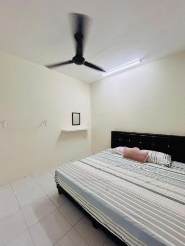 a bedroom with a bed with a ceiling fan at D'Iman UTP Seri Iskandar Homestay in Kampung Bota Kiri