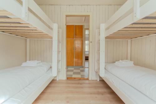 Ένα ή περισσότερα κρεβάτια σε δωμάτιο στο Cozy Family Home in Klaksvík