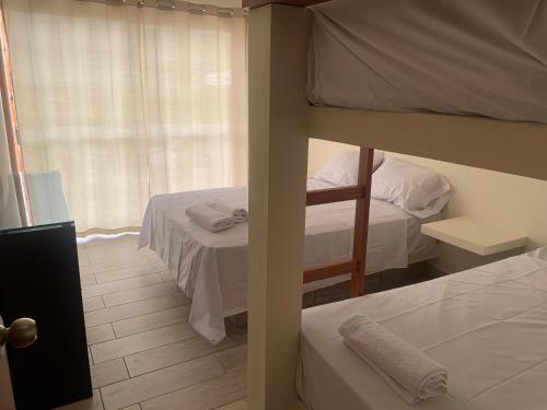 1 Schlafzimmer mit 2 Etagenbetten und einem Fenster in der Unterkunft Acogedoras Casas de campo en Cieneguilla in Cieneguilla
