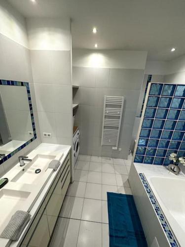 une salle de bain avec deux lavabos et un grand miroir dans l'établissement Bel et grand appartement-Proche toutes commodités, à Toulon