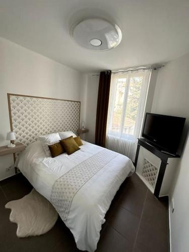 une chambre avec un grand lit et une télévision dans l'établissement Bel et grand appartement-Proche toutes commodités, à Toulon