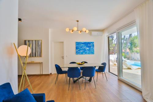 uma sala de jantar com mesa e cadeiras em Luxury Apartment Blue em Ivan Dolac