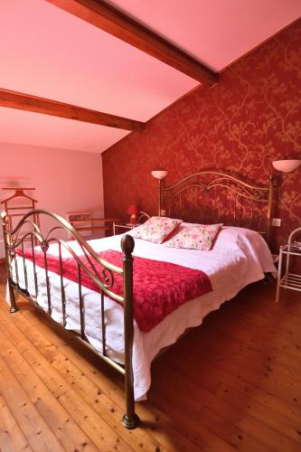 - une chambre avec un lit en métal dans l'établissement Gîte du Plisseau, à Le Rigalet