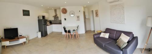 a living room with a couch and a kitchen at coté verdon 2 in Quinson