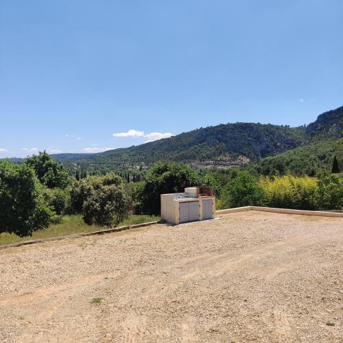 a building on the side of a dirt road at coté verdon 2 in Quinson