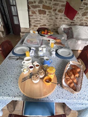 een tafel met eten erop bij Le Cantou in Affieux