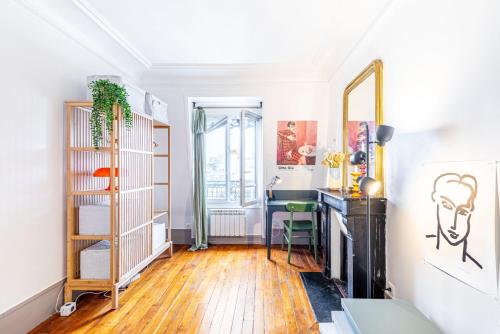 Habitación con escritorio y espejo. en GuestReady - Peaceful Getaway near Belleville, en París