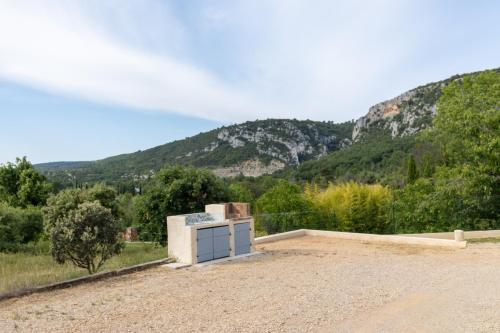 a garage with a mountain in the background at coté verdon 2 in Quinson