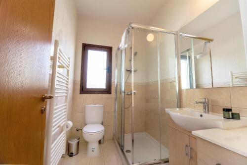 Ванная комната в Tremithousa Villa