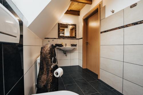 a bathroom with a sink and a toilet at Ferienwohnung Olaf in Schneverdingen