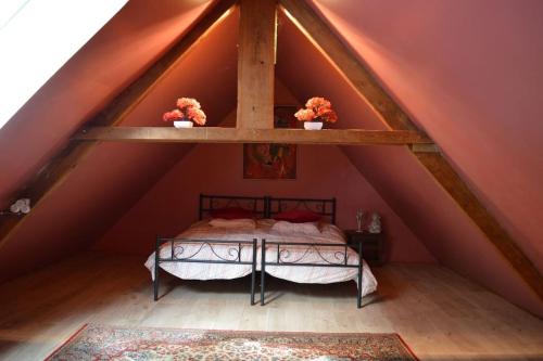 Ένα ή περισσότερα κρεβάτια σε δωμάτιο στο Hameau Des Gardes