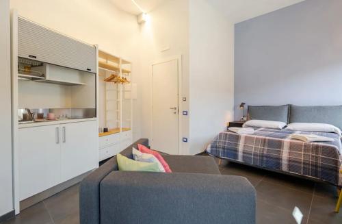 サレルノにあるB&B Un Passo Dal Treno Piazza Vittorio Veneto 36-Salerno Stationのベッドとソファのあるリビングルーム
