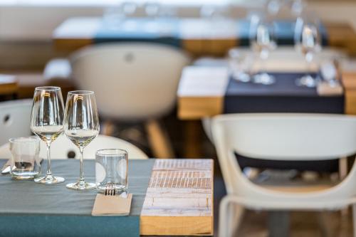 a table with wine glasses on top of it at JO Hotel in Marano Lagunare