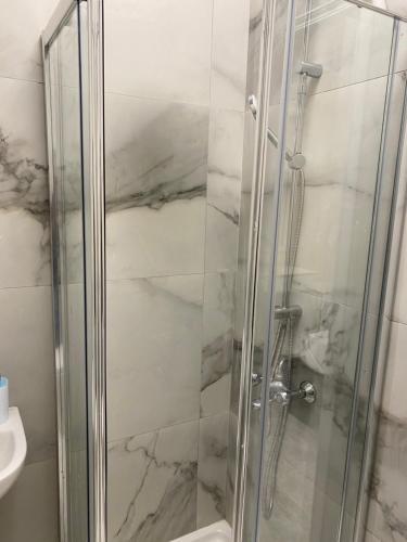 una ducha con puerta de cristal en un baño en villa 58 coral bay seafront, en Peyia