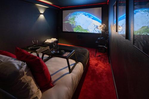 Χώρος καθιστικού στο L'Oscar, Expérience Cinema Room avec Netflix, Canal Plus, Prime Vidéo chez les M by PRIMO C0NCIERGERIE