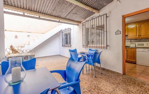 ein Esszimmer mit blauen Stühlen und einem Tisch in der Unterkunft 3 Bedroom Cozy Home In Santa Pola in Santa Pola