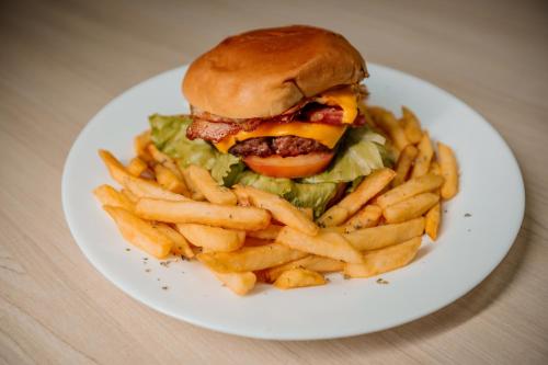 Makanan di atau berdekatan hotel