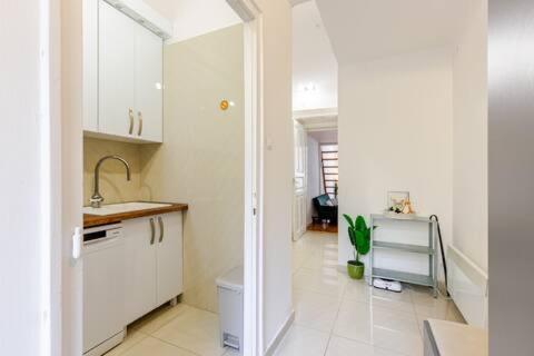 Dapur atau dapur kecil di Vibrant center apartment